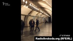 Невідомі, які стежили за журналістом у метро. Фото, зроблене Олександром Чорноваловим, станція метро «Печерська», Київ, 17 жовтня 2017 року