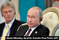 ولادیمیر پوتین و سخنگویش دیمیتری پسکوف در نشست آکتائو