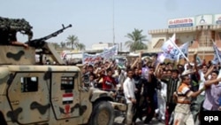 هواداران مقتدی صدر در شهرک صدر.(عکس: EPA)