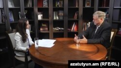 Армения - Спецпредставитель ЕС Герберт Зальбер дает интервью Радио Азатутюн, Ереван, 6 июля 2016 г.