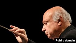 فرهاد فخرالدینی در حال هدایت ارکستر ملی ایران