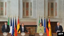 (Зліва направо) Мар’яно Рахой, Франсуа Олланд, Анґела Меркель та Маріо Монті, Брюссель, 22 червня 2012 року