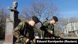 دانشجویان مدرسه ژنرال یرمولوف روسیه در حال سوار کردن قطعات اسلحه کلاشنیکف در آیینی به مناسبت صدمین سالگرد تولد میخائیل کلاشنیکف