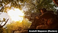 Військовослужбовець 43-ї окремої артилерійської бригади ЗСУ веде вогонь із самохідної гармати 2С7 «Піон» у Донецькій області, 30 травня 2025 року