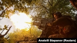 Украина артиллериясы Донецк облысындағы майданда снаряд жаудырып жатыр. 2025 жылғы мамыр.