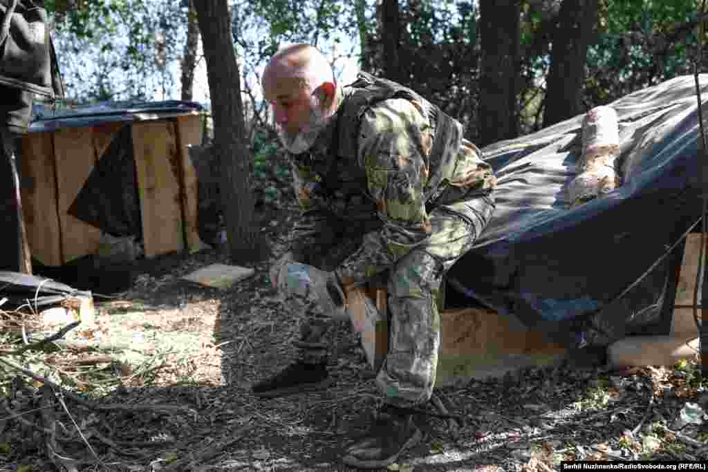 &laquo;Складний напрямок, але, здається, поки тримаємо, вибору немає. Намагаємося не пропустити. У кожного сімʼї, дім, про них думаєш у першу чергу, &ndash; каже В&#39;ячеслав. &ndash; Не шкодую що пішов на війну, дружина і зараз плаче: &laquo;Може ти якось повернешся?&raquo;. А як я пацанів кину? А скільки їх загинуло?! переступити через всі ці принципи, я не з тої породи&raquo;. У бійця виступили сльози, він швидко змахує їх рукою і йде готувати САУ до подальшої роботи