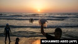 Палестынскія дзеці на беразе мора, сэктар Газа, ліпень 2019
