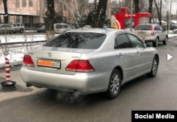 Кыргызстанда жүргөн абхаз номерлүү автоунаа. ИИМ тараткан сүрөт.