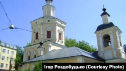 Храм Живоначальної Трійці в Хохлах, де з 1993 до 2024 року служив священник Олексій Умінський