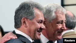 ԱՄՆ-ի և Ռուսաստանի պաշտպանության նախարարներ Չաք Հեյգել (աջից) և Սերգեյ Շոյգու, Բրյուսել, 23-ը հոկտեմբերի, 2013թ․