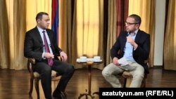 Секретарь Совета безопасности Армен Григорян (слева) дает интервью журналисту Радио Азатутюн Саргису Арутюняну, Ереван, 7 мая 2021 г.