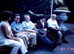 Михаил Горбачев, профессор Илзе Циртаутас, Чыңгыз Айтматов, ж.б. (оңдон солго). Кыргызстан. 18.7.1997.