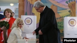 Armenia - President Serzh Sarkisian casts a ballot at a polling station in Yerevan, 2Apr2017.