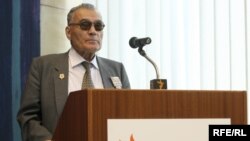 Görnükli türkmen ýazyjysy Rahym Esenow Azat Ýewropa/Azatlyk Radiosynyň Pragadaky baş binasynda. 13-nji iýun, 2006 ý. 