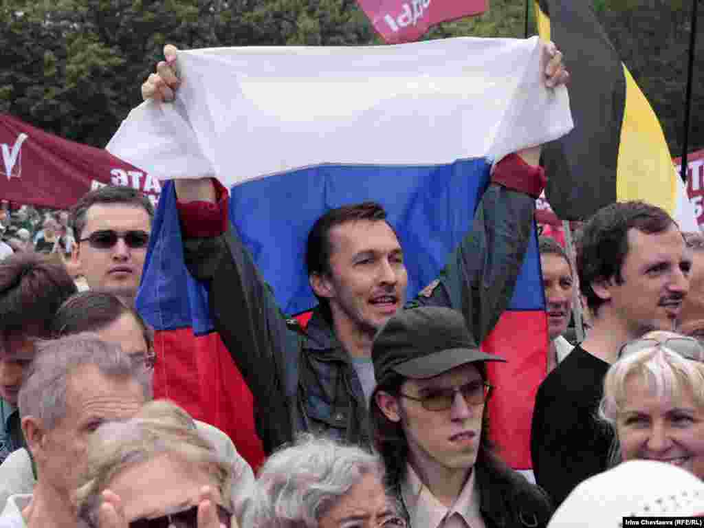 В центре Москвы прошел митинг  под лозунгами "России - Да! Путину - Нет!", "Пора менять власть!" и "За честные выборы".