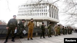 6 мартта Кырым югары шурасы бинасы алдына тезелгән казаклар