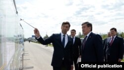 Бишкек шаарынын мэри Азиз Суракматов  парктын курулушунун долбоору менен президент Сооронбай Жээнбековду тааныштырууда. 23-апрель, 2019-жыл.