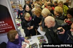 Ілюстрацыйнае фота. Сьвятлана Алексіевіч раздае аўтографы на Міжнароднай кніжнай выставе ў Менску. 2017 год