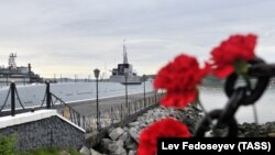 Североморск флотунда каза тапкандардын элесине коюлган гүлдөр. Мурманск. 1-июль, 2019-жыл.