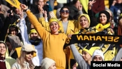 زنان هوادار تیم فوتبال «سپاهان» اصفهان در ورزشگاه