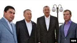 Prezidentler Gurbanguly Berdimuhamedow, Nursoltan Nazarbaýew, Ylham Alyýew we Dmitriý Medwedew Gazagystanyň hazarýaka Aktau şäherinde, 2009-njy ýylyň 11-nji sentýabry.