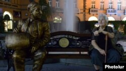 Գարսեւանին մարմնավորող Մհեր Մկրտչյանի արձանը Երեւանի Շառլ Ազնավուրի հրապարակում