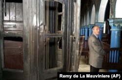 کنیسه جربه پس از حمله سال ۲۰۰۲؛ در این حمله انتحاری که مسئولیت آن از سوی القاعده بر عهده گرفته شد، ۲۱ کشته برجای گذاشت