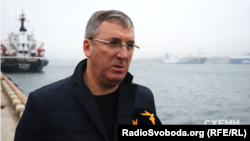 Заступник начальника з логістики Чорноморської філії АМПУ Юрій Соколов запевняє, що швартування здійснює не одна компанія