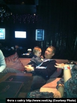 Марат Бакіеў з малодшым сынам у Менску