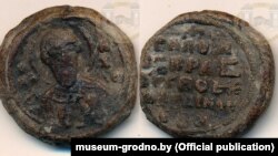 Cьвінцовую пячатку, якая, верагодна, належала вялікаму кіеўскаму князю Ўладзімеру Манамаху, знайшлі ў 2019 годзе падчас раскопак у Новым замку Горадні