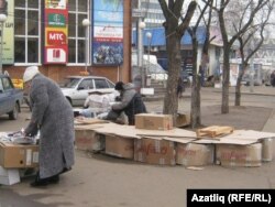 Казанның Мәскәү базары янында акча җитешмәгәнгә сатуга чыккан пенсионерлар