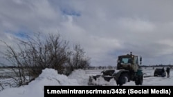 Важка техніка чистить снігові кучугури на автодорозі в Криму. 8 лютого 2025 року