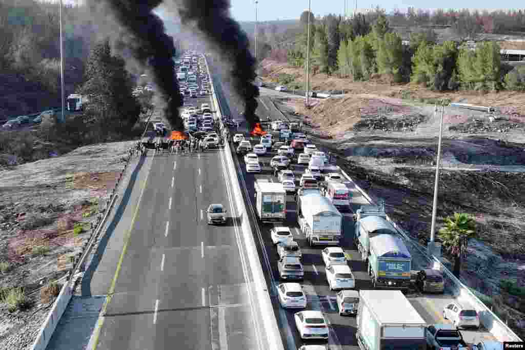 Протест с перекрытием главной автомагистрали Израиля, соединяющую Иерусалим и Тель-Авив, после того как семьи заложников призвали к общенациональной забастовке с требованием освобождения всех заложников и прекращения войны в Газе, 17 августа 2025 года. REUTERS/Stringer