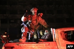 Сирійські повстанці на вулицях Хомса, третього за величиної міста Сирії. 8 грудня 2024 року