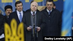 Революція гідності. Американський сенатор Джон Маккейн виступає на майдані Незалежності в Києві, 15 грудня 2013 року