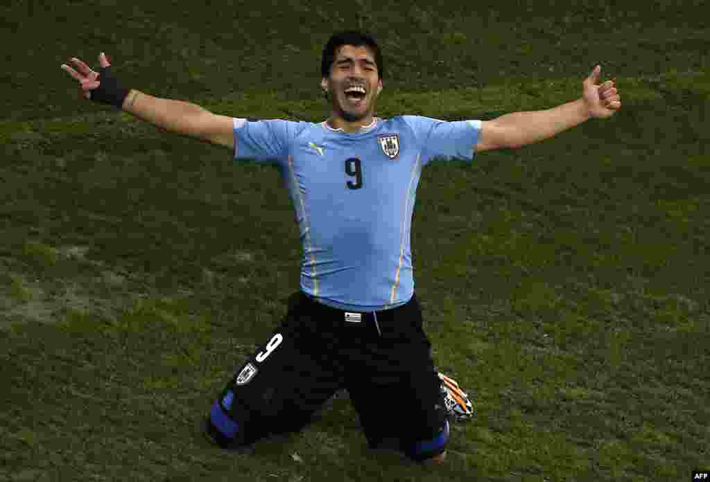 Бозигари уругвайӣ голи дувуми тими худро бар дастаи Англия истиқбол мекунад.