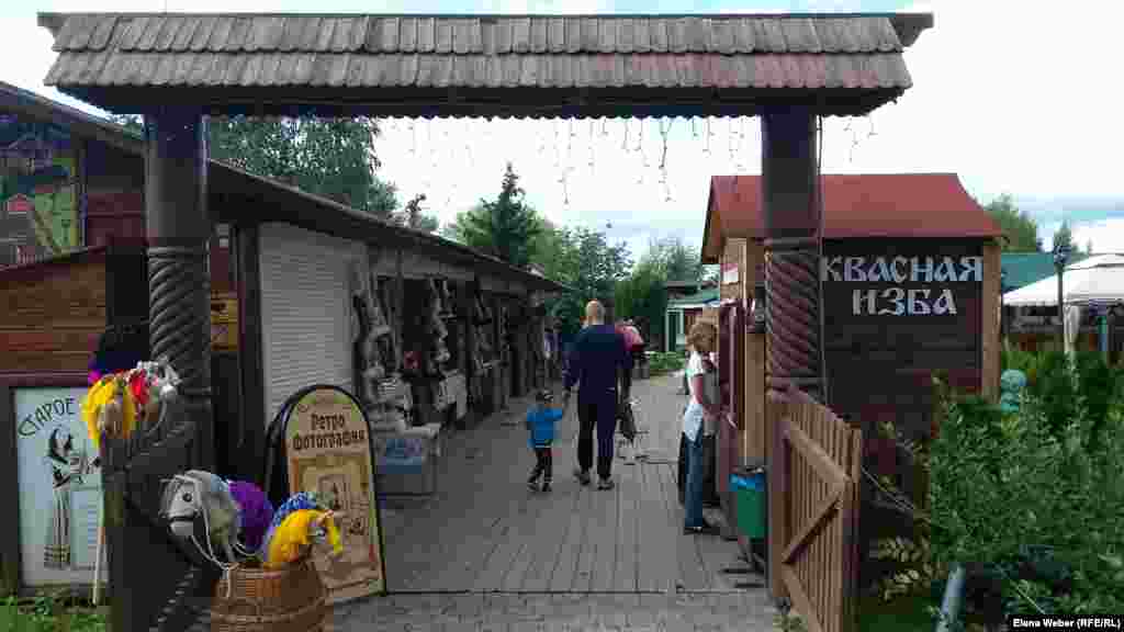 В Суздале большой выбор расписных платков из натуральных волокон, посуды из гжельского фарфора и деревянной утвари с хохломской росписью. В городе самые дешевые и разнообразные сувениры. Туристы могут отведать здесь и настоящих русских блинов и суздальских пряников, прикупить различные лечебные настойки, концентраты сбитня по-суздальски, мед. Главный сувенир - это алкогольные и безалкогольные медовые напитки &ndash; знаменитая медовуха, которую готовят на Суздальском медоваренном заводе, а уличные продавцы предлагают продегустировать. Стоит посетить и местные трапезные, где можно отведать &laquo;царские&raquo; блюда из дичи или рыбы.