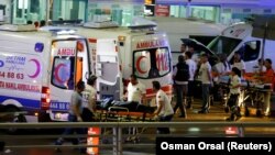 نیروهای امدادی در فرودگاه آتاتورک استانبول