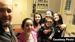 Малик и Хадижат Гатаевы со своими приемными детьми