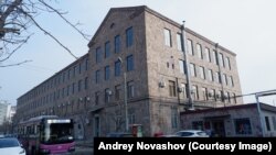 Ул. Манандяна, 33. Здание ВНИИКЭ, в актовом зале которого, на четвёртом этаже, 14 апреля 1970 года состоялся первый большой концерт Высоцкого в Ереване