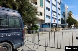 حضور نیروهای پلیس تونس در نزدیکی مقر حزب النهضه، روز سه‌شنبه ۲۹ فروردین