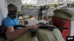 Проросійські бойовики на одному з блокпостів біля Донецька, 4 червня 2014 року