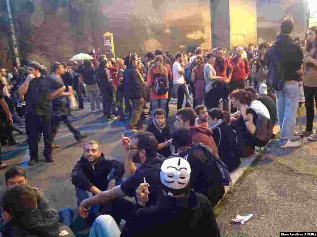 Народ начал оккупировать площадь и улицу Corso d'Italia