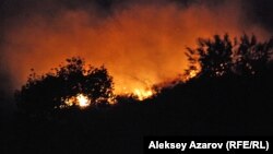 Ретрофестивальден кейін өртеніп жатқан беткей. Алматы, 6 қыркүйек 2014 жыл.