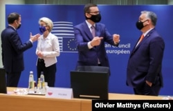 نشست رهبران اتحادیه اروپا در مورد همه‌گیری کووید در دسامبر ۲۰۲۰/ مکرون در حال گفت‌وگو با رئیس کمیسیون اروپا و آنسوتر موراویتسکی در گفت‌وگو با اوربان نخست‌وزیر مجارستان