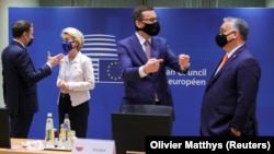 Avropa İttifaqının sammiti (soldan sağa) Fransa prezidenti Emmanuel Makron, Avrokomissiyanın prezidneti Ursula von der Leyen, Polşa baş naziri Mateuş Moraviyeski, Macarıstan lideri  Viktor Orban 