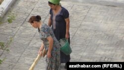 Lebap welaýatynda köçe süpürýän mugallymlar. Arhiwden alnan surat