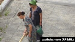 Преподаватели школ на субботнике, Туркменистан