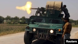 Қундузда толиблар ва хорижлик жангариларга қарши жанг қилаётган афғон хавфсизлик кучлари, 2015 йил 3 майи.