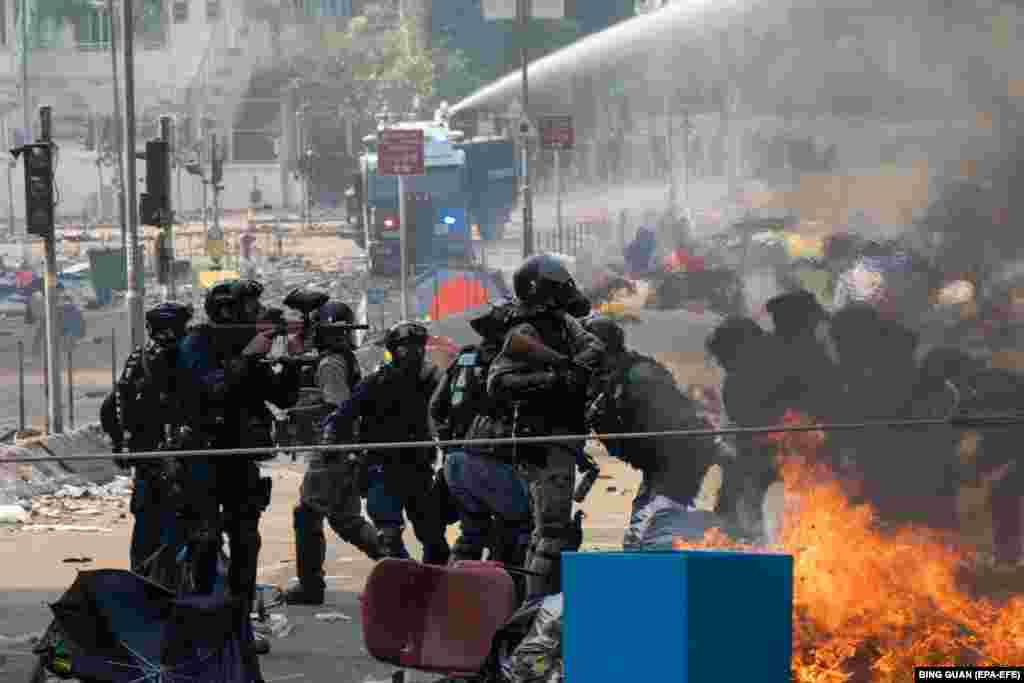 Спецпідрозділи поліції затримують продемократичного протестувальника під час сутичок біля Гонконгського політехнічного університету (PolyU), 18 листопада 2019 року